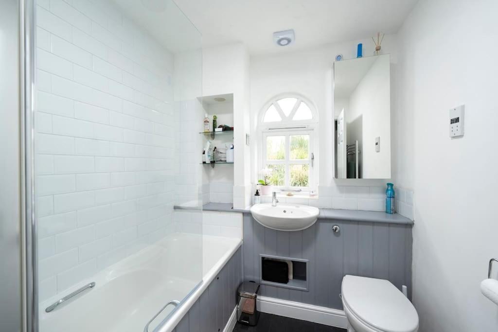 Victoria Park 2 Bedroom House W/ Garden & Parking ลอนดอน ภายนอก รูปภาพ