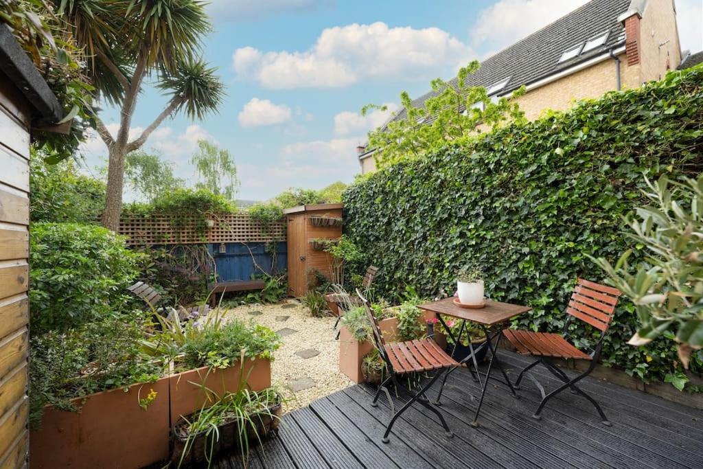 Victoria Park 2 Bedroom House W/ Garden & Parking ลอนดอน ภายนอก รูปภาพ